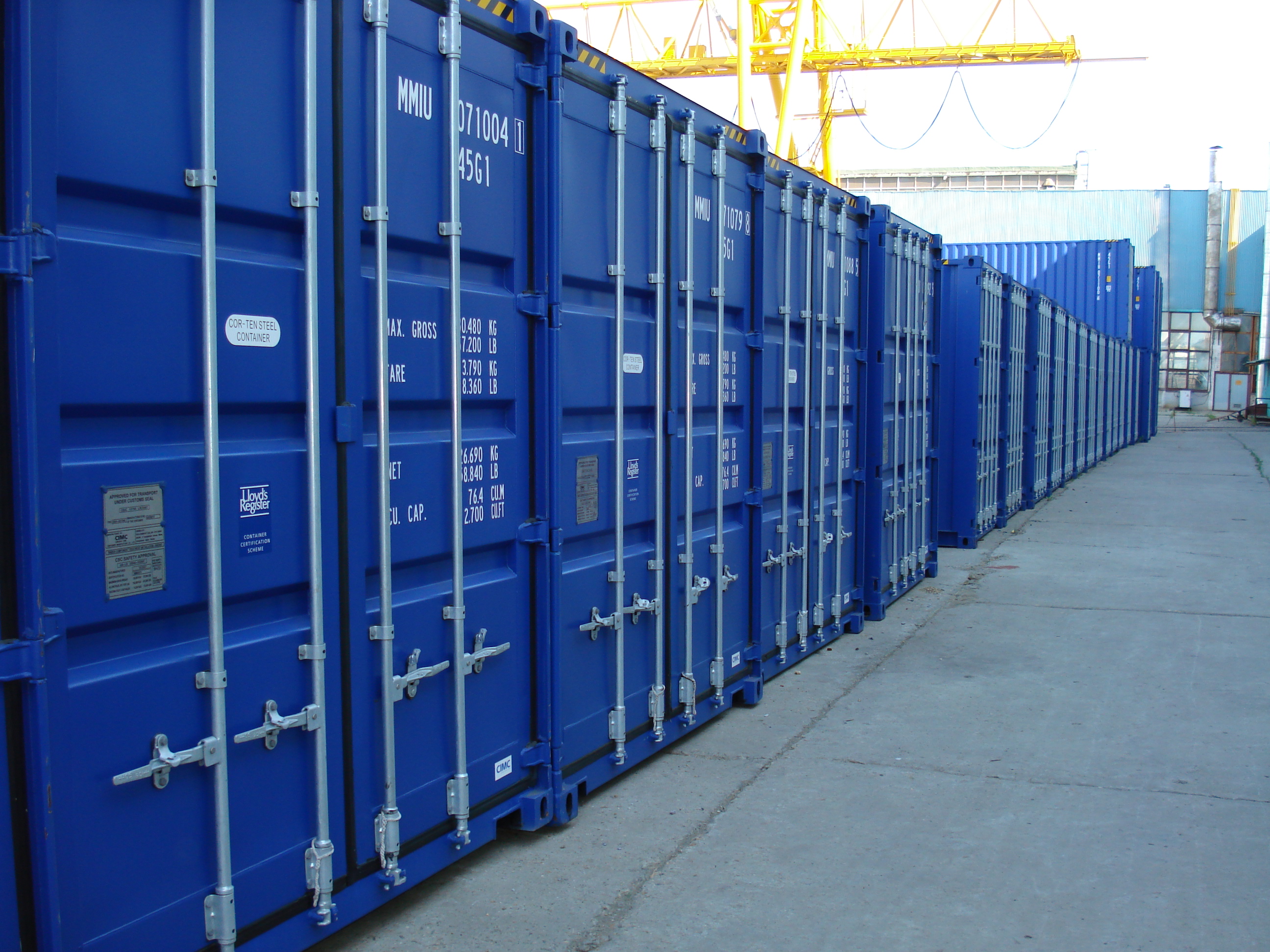 Слежение контейнеров. Склад контейнеров. Танк контейнер. Производство контейнеров. Контейнеры для товара на складе.